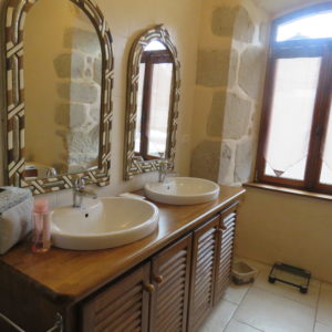 salle-lavabos-medieval-gite-chastel-livradois-forez